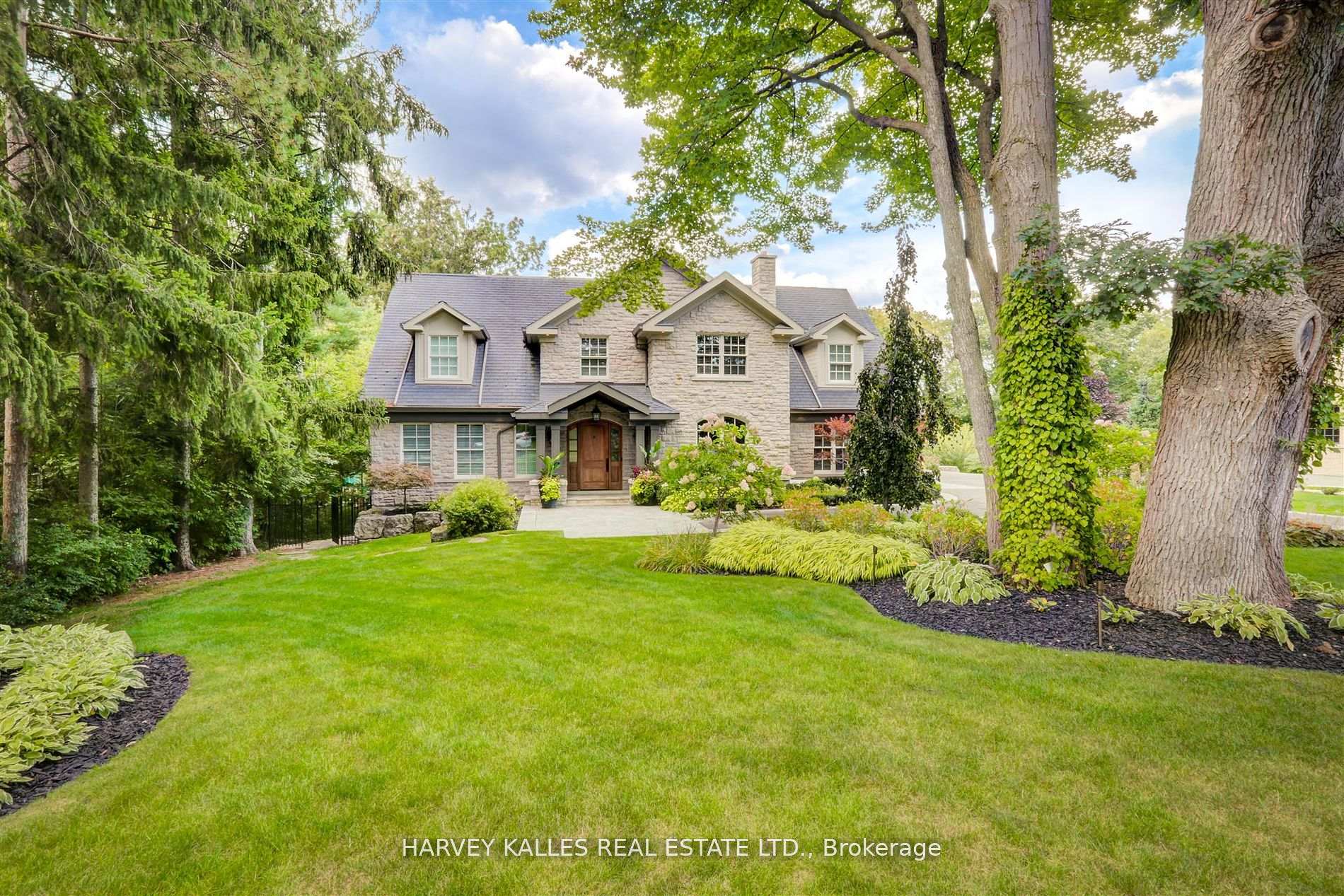 1199 Tecumseh Park Crescent, Mississauga, ON L5H 2W8 W11984897