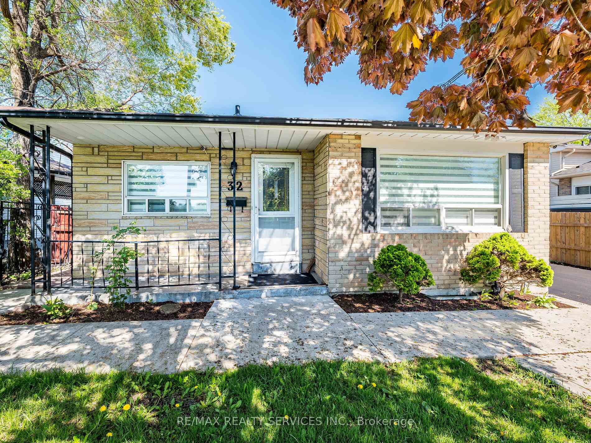 32 Madoc Drive, Brampton, ON L6V 1Z9 W12156637